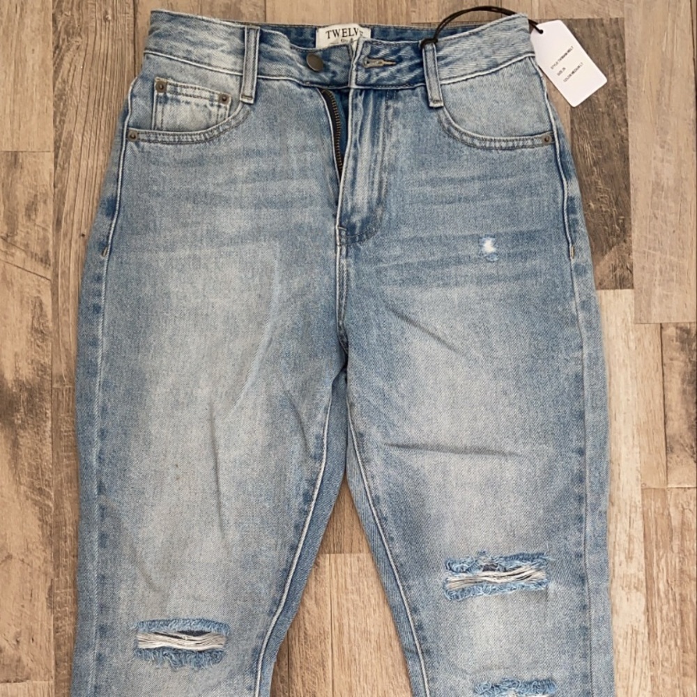 No stretch, similar to a mom fit style jean.